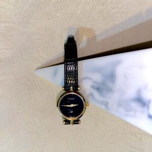 Women GUCCI WATCH vintage gold tone steel black leather band dial Swiss Made